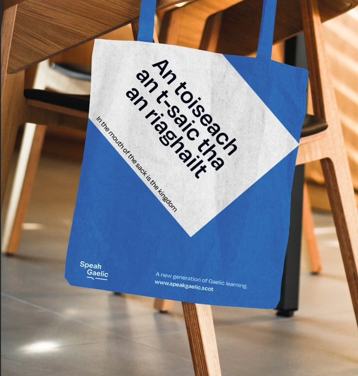 A SpeakGaelic tote bag featuring a Gaelic proverb