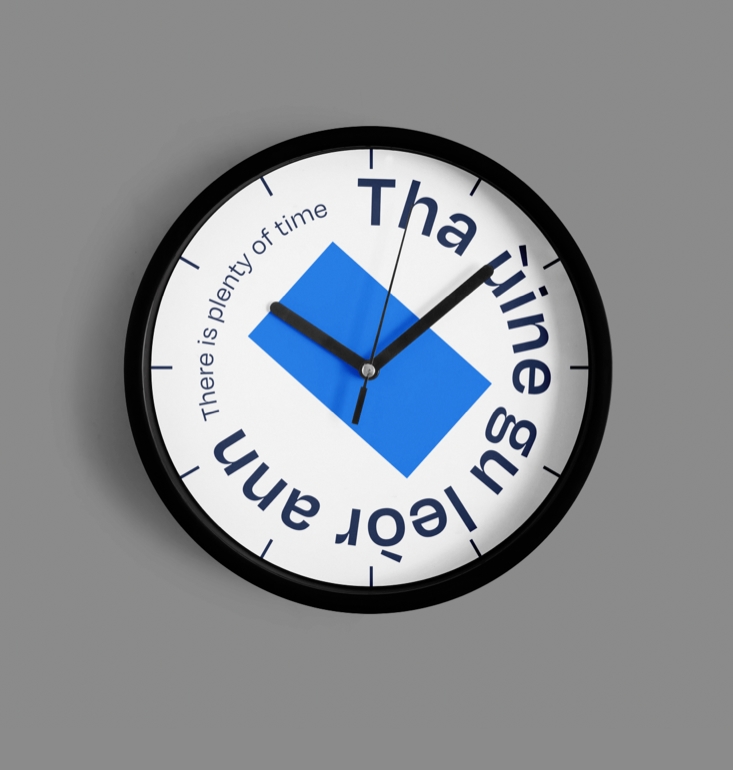 A SpeakGaelic clock featuring a Gaelic proverb